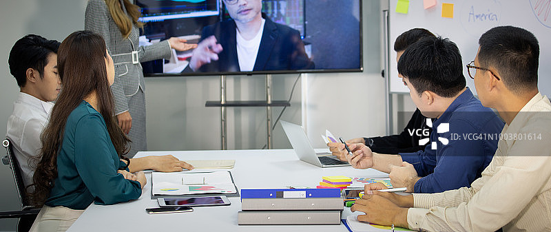 视频会议：向一组经理展示项目图片素材