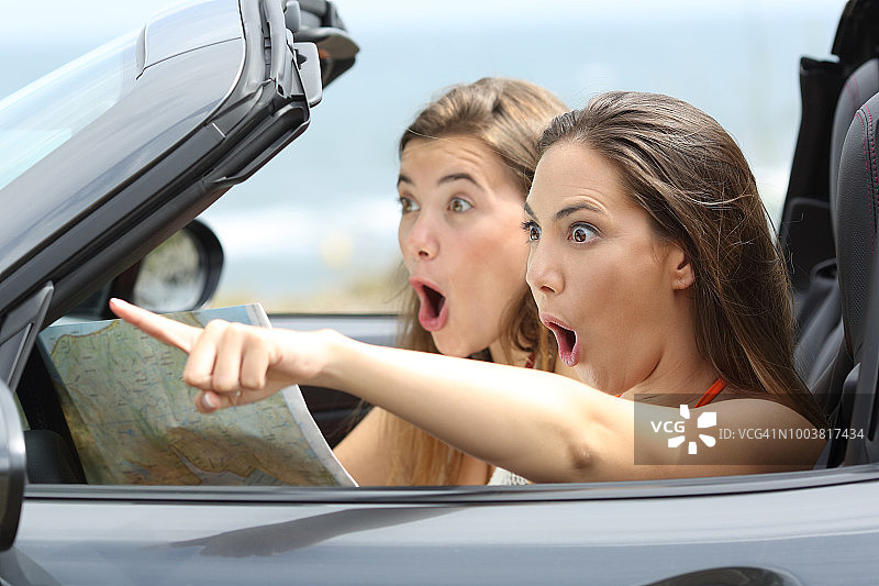 在车里指着远方的惊讶女孩图片素材