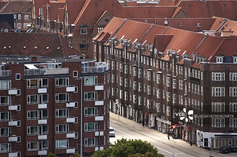 阿迈厄岛阳光街道上的红色砖砌公寓楼，哥本哈根附近图片素材