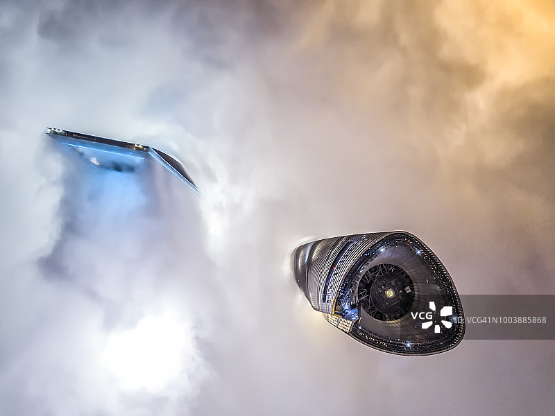 雾中的上海金融区图片素材