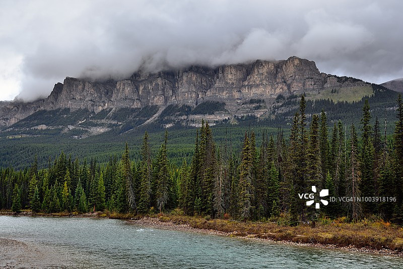 弓河畔城堡山顶的云彩图片素材