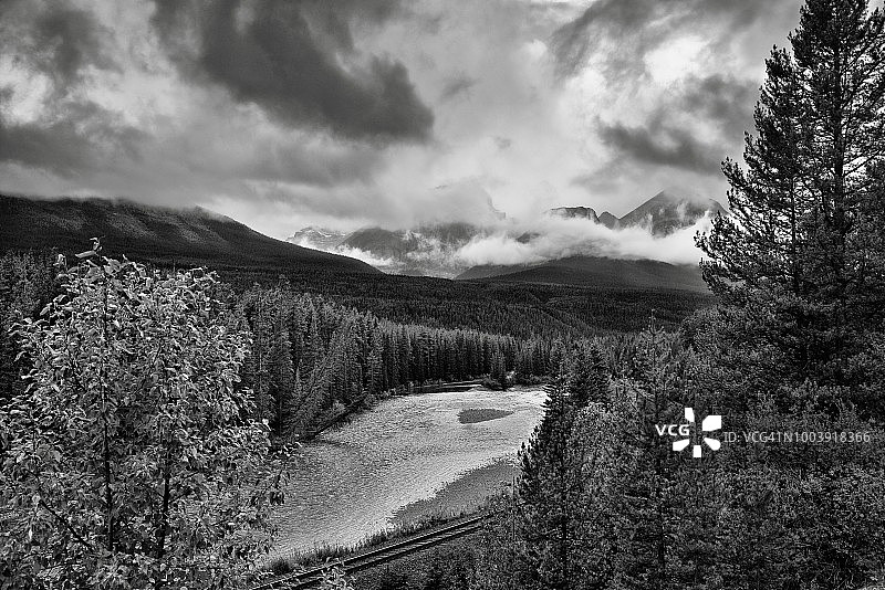 弓河山脉和大陆分水岭附近山峰周围的云朵图片素材