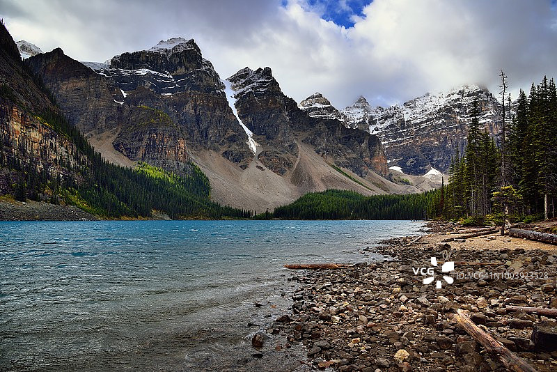 在梦莲湖岸边漫步时看到的一线蓝天图片素材