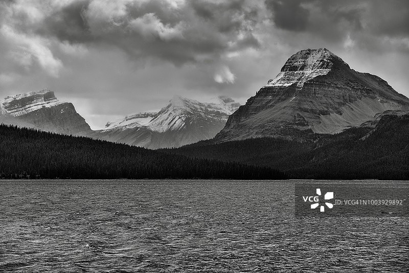 赫克托山、安多马克山和弓峰，以及弓湖的景色图片素材