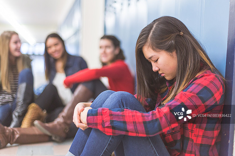 被其他女生排斥的高中女生图片素材
