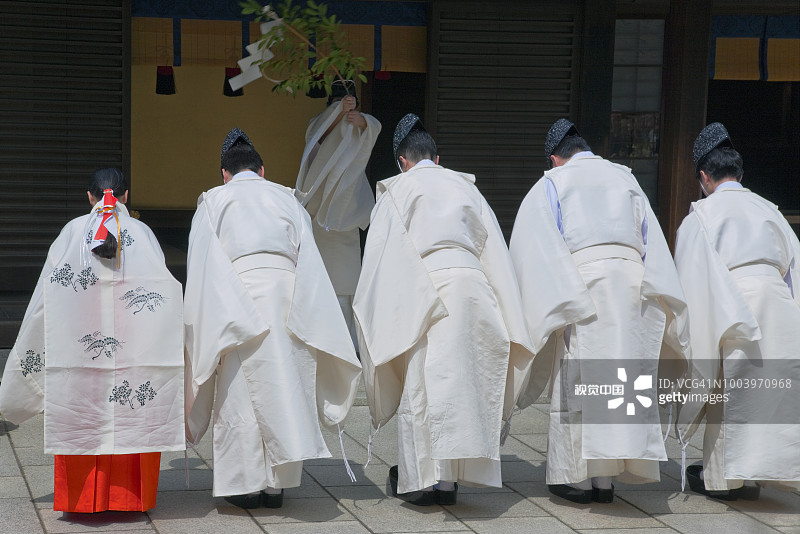 日本东京明治神宫神道教祭司和巫女的净化仪式图片素材