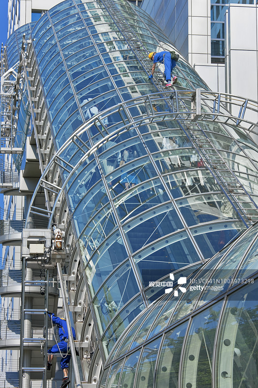 日本东京台场富士电视台总部高耸的玻璃扶梯通道图片素材