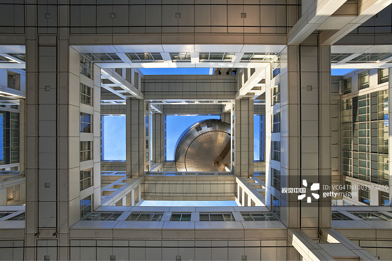 日本东京台场富士电视台总部球形瞭望台的仰视视角图片素材