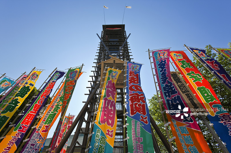 日本东京墨田区两国相扑馆的彩色banner和传统鼓楼图片素材