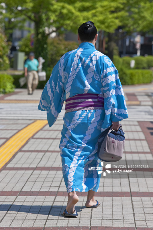 时尚的年轻相扑手抵达东京两国相扑馆图片素材