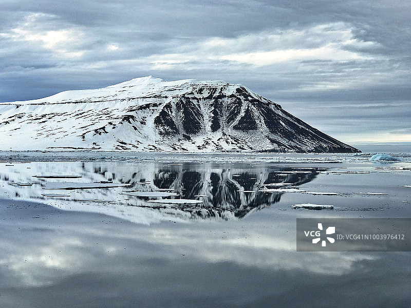 威廉莫约山峰的镜面反射图片素材