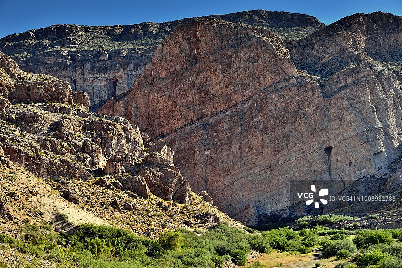 博基拉斯峡谷和卡门山脉的棕色、黄色和绿色对比图片素材