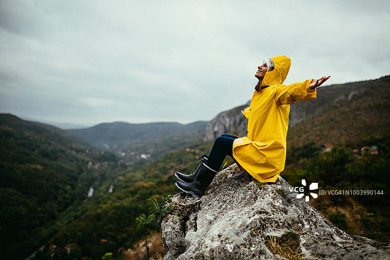在自然中休息的徒步女性图片素材