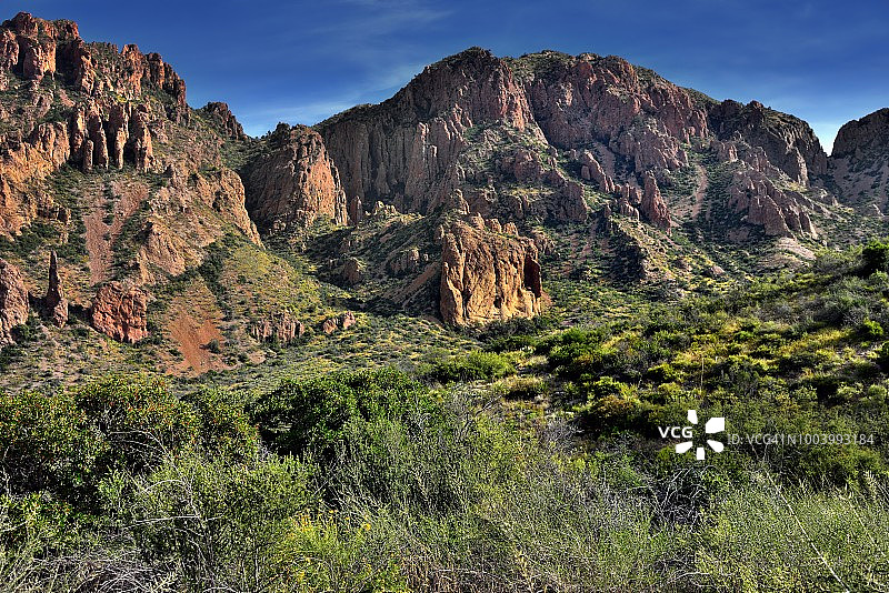 奇索斯山脉的黄色、绿色和棕色山峰图片素材