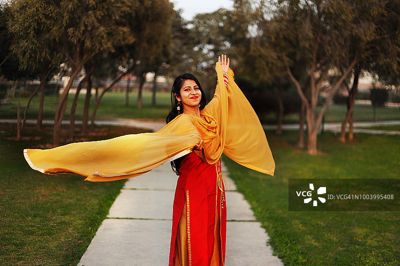 在自然中放飞围巾的女人图片素材