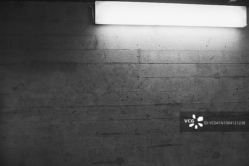 地下墙壁上的光线图片素材