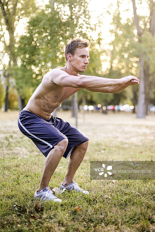 做深蹲的健壮男人图片素材