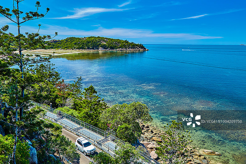澳大利亚昆士兰州磁岛杰弗里湾的高架道路图片素材