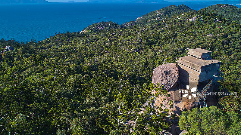 澳大利亚昆士兰州磁岛上废弃的混凝土火炮瞭望台图片素材