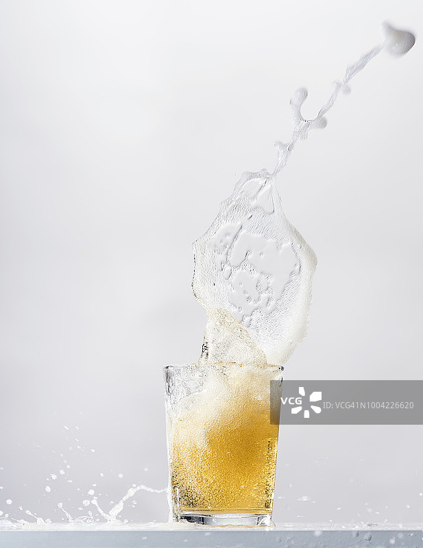啤酒杯掉在桌子上的冲击图片素材
