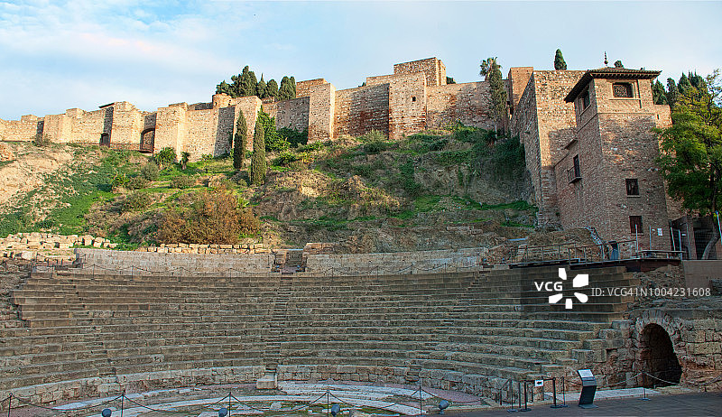 马拉加城堡（堡垒）和罗马广场的一部分全景图片素材
