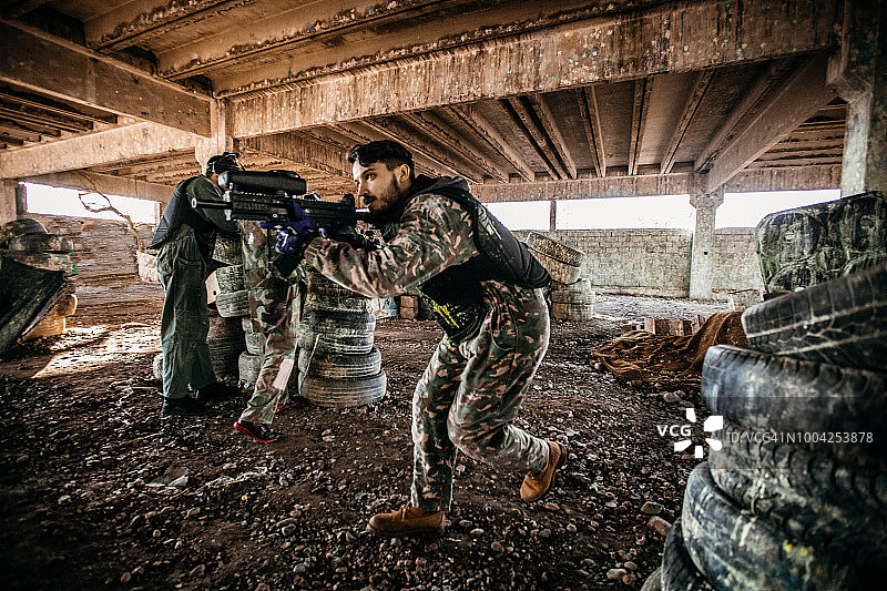 彩弹射击游戏中的玩家图片素材