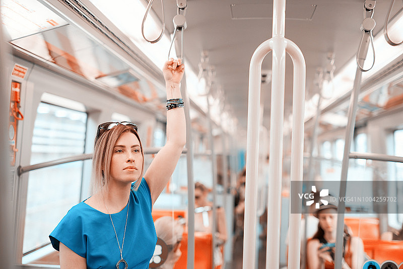 在公共汽车里面的女人图片素材