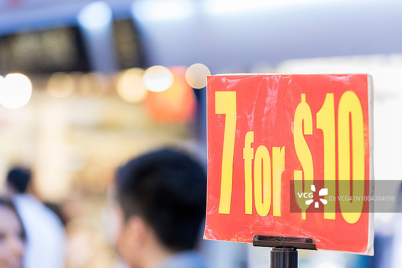 新加坡唐人街街头小贩促销标志特写图片素材