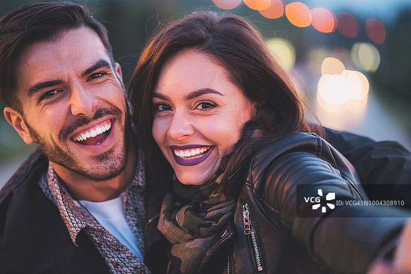 幸福情侣的肖像图片素材