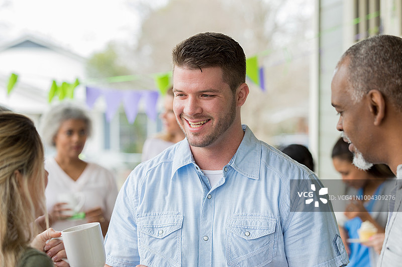 参加慈善活动的英俊男人图片素材