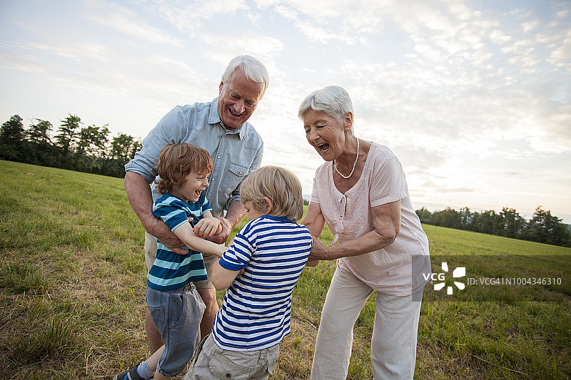 祖父母试图安顿好孙子孙女图片素材