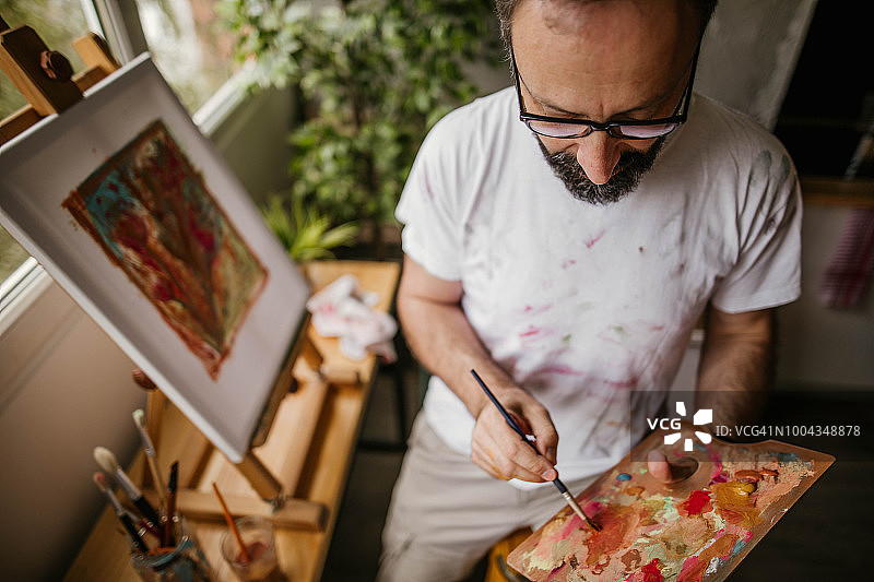 艺术工作室里的中年艺术家图片素材