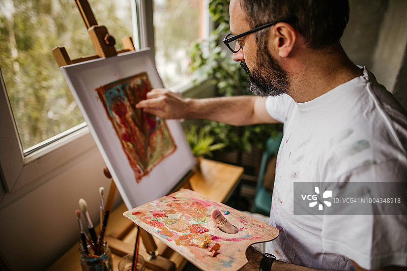 艺术工作室里的中年艺术家图片素材