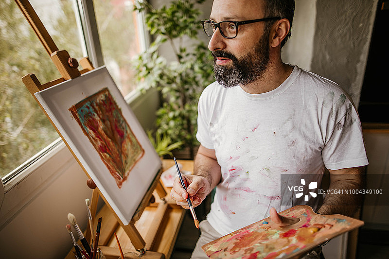 艺术工作室里的中年艺术家图片素材