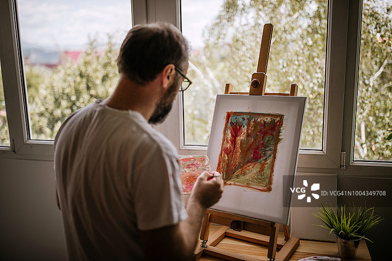 艺术工作室里的中年艺术家图片素材
