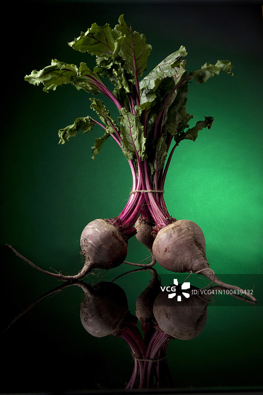 黑色玻璃上的甜菜图片素材