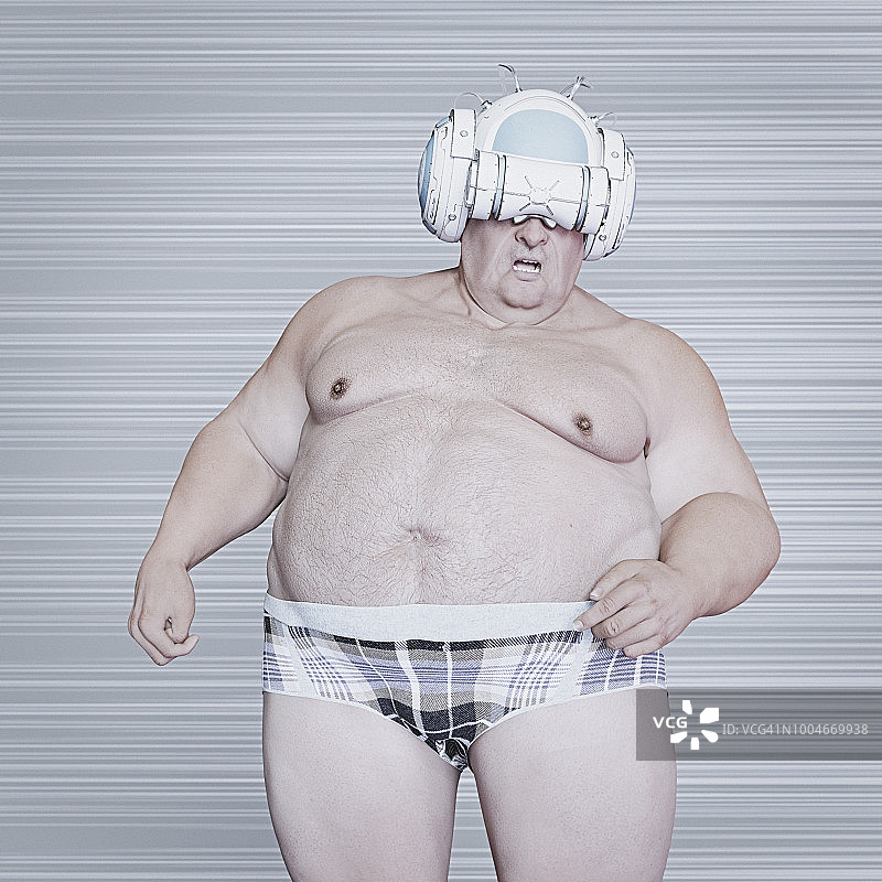 虚拟世界：戴着VR头盔和内裤的年长胖男人图片素材