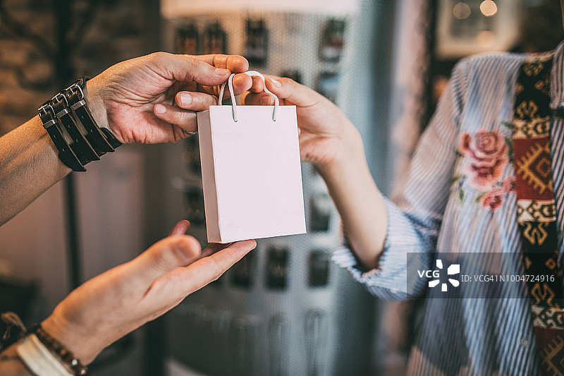 女人购买手工珠宝首饰图片素材
