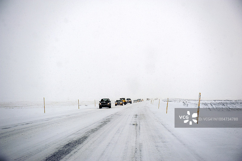 冰岛雷克雅未克附近冰封道路上的车流图片素材