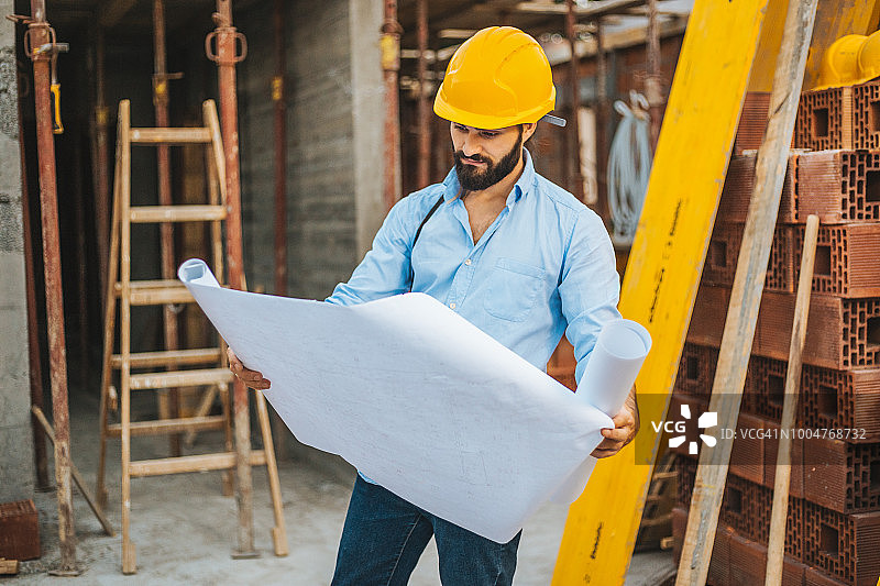 建筑工程师在建筑工地工作照片图片素材