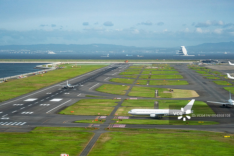 从飞机上拍摄的日本东京羽田国际机场“C”跑道飞机起飞场景图片素材
