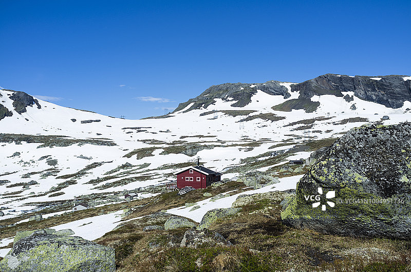 芬瑟附近雪景中的红色小屋图片素材