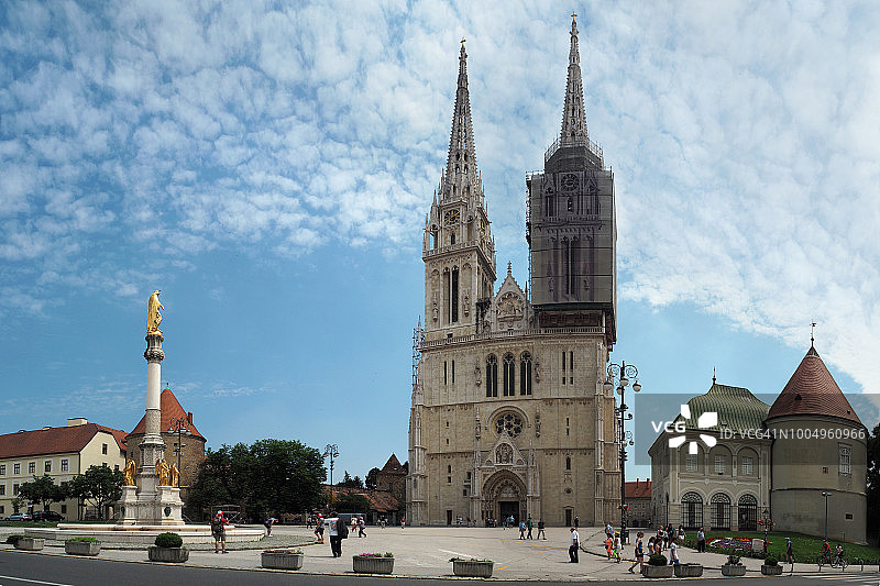 克罗地亚萨格勒布大教堂与广场全景图片素材