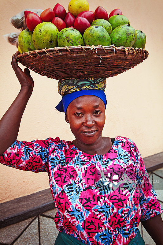出售水果的卢旺达妇女图片素材