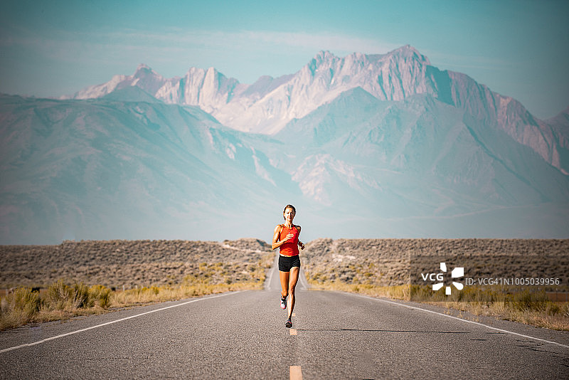精英女运动员沿路上坡奔跑，加利福尼亚州内华达山脉图片素材