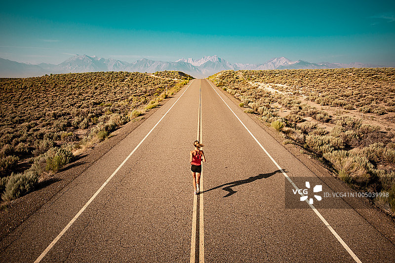 精英女运动员沿路上坡奔跑，加利福尼亚州内华达山脉图片素材