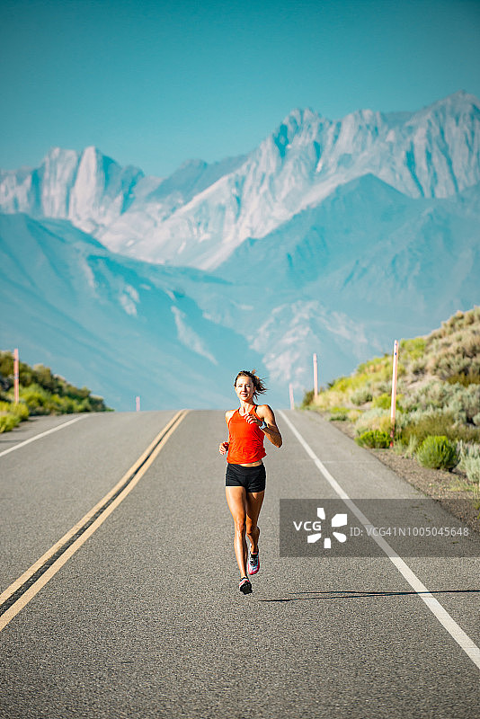 精英女运动员沿路上坡奔跑，加利福尼亚州内华达山脉图片素材