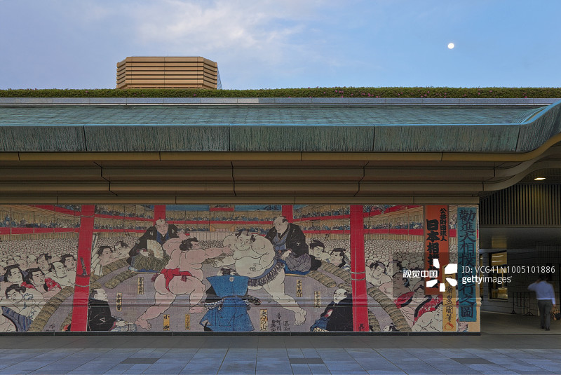 日本东京隅田区两国相扑馆壁画的黄昏景色图片素材