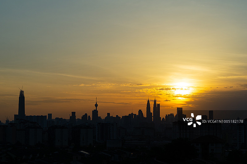 马来西亚吉隆坡市中心吉隆坡塔及其周围建筑群的壮丽日落图片素材