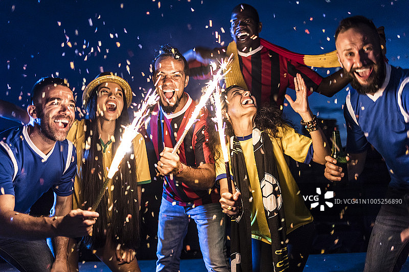 欢快的伙伴们庆祝和喝啤酒图片素材